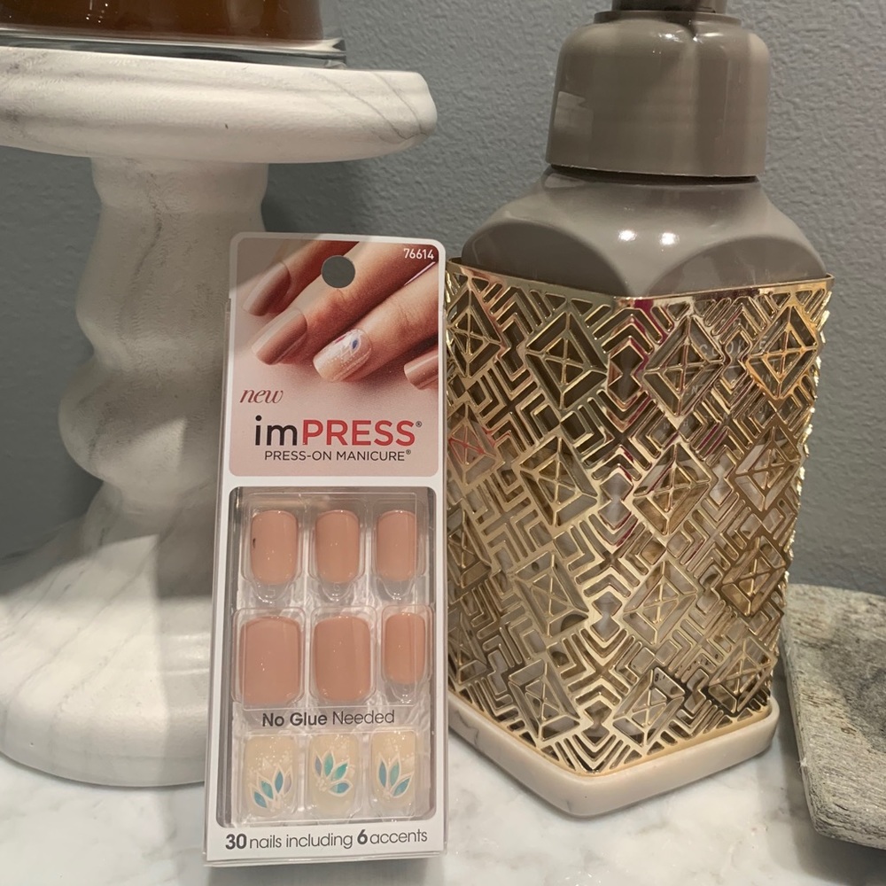 Press on nails